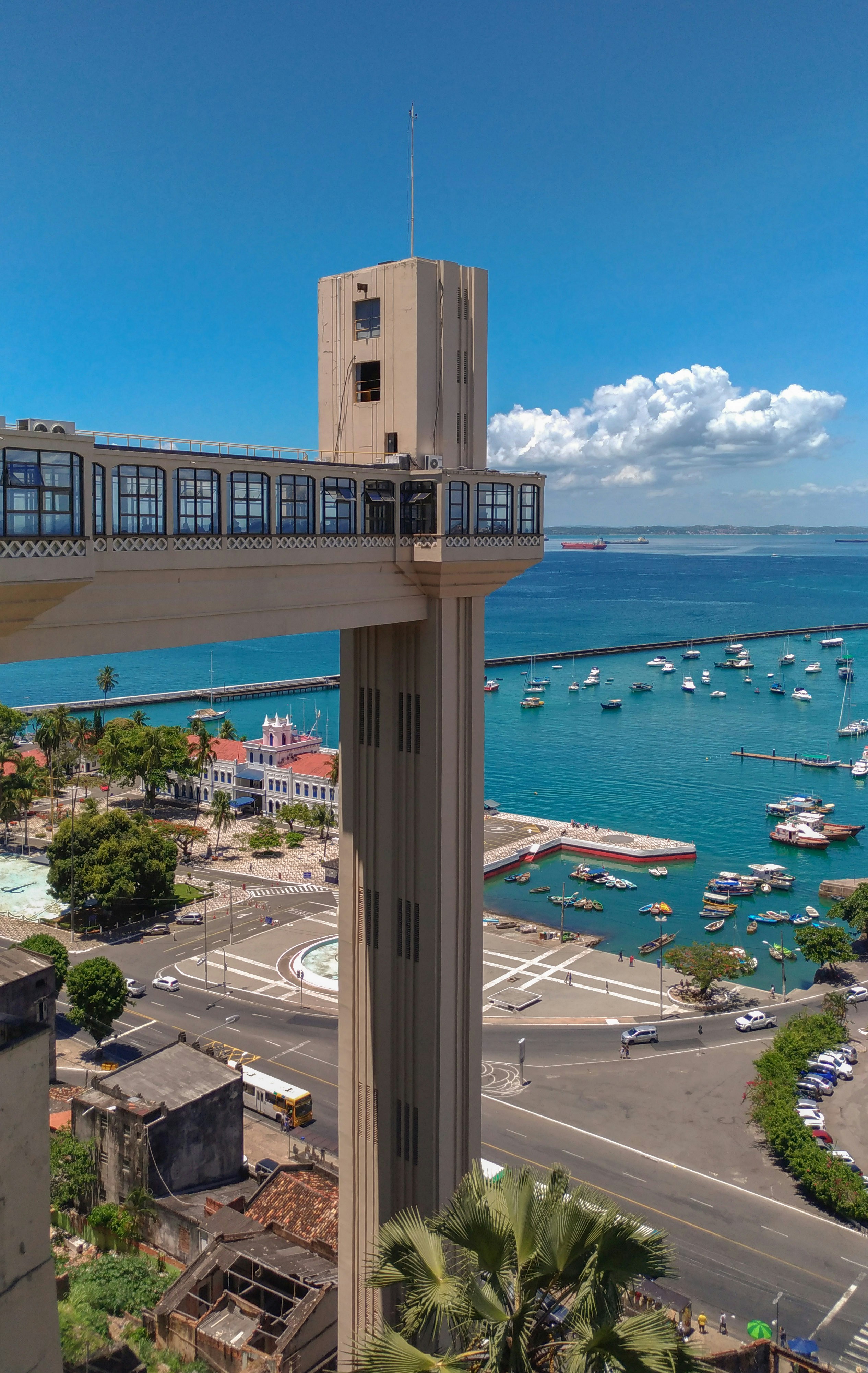 Elevador Lacerda e Baía de Todos os Santos