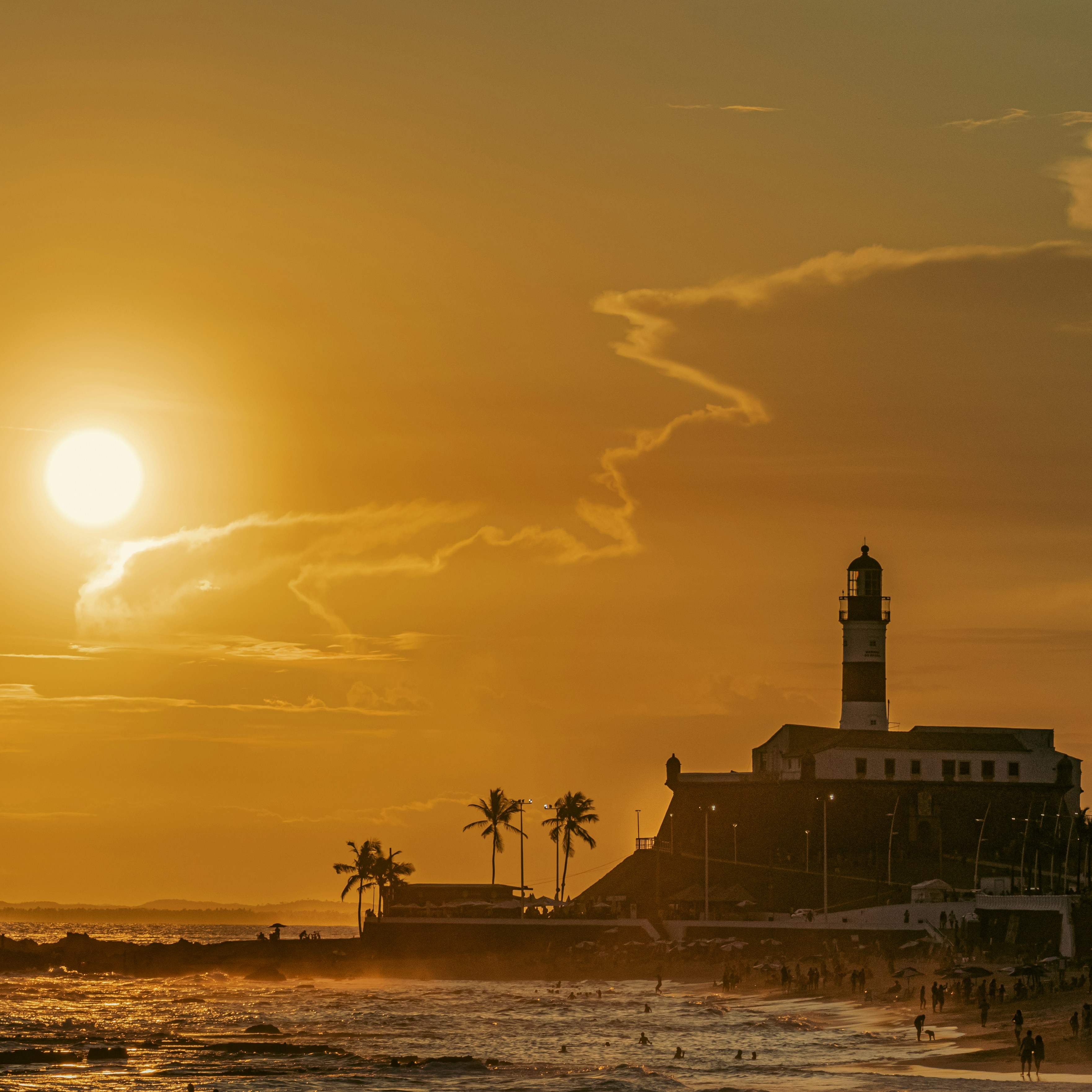 Farol da Barra ao pôr do sol dourado, Salvador